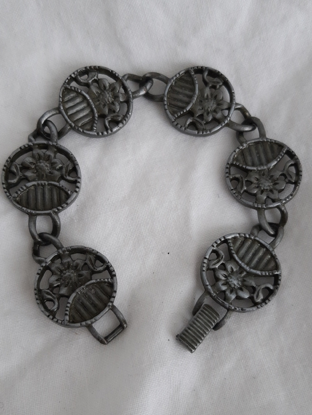 Sarah Coventry Gunmetal Tone Floral Medallion Bracelet